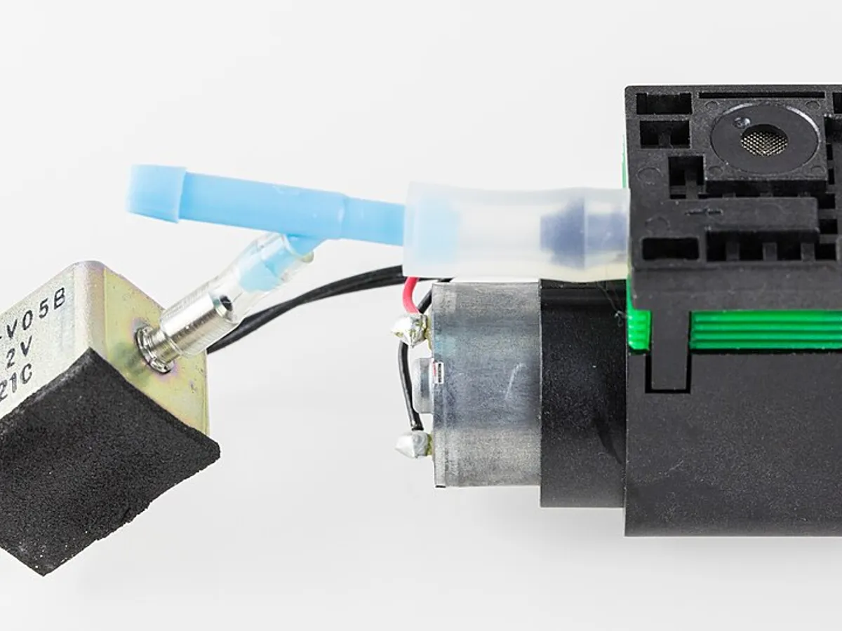 02/332169 Hydraulic Solenoid Directional Valve 12V (representative photo)